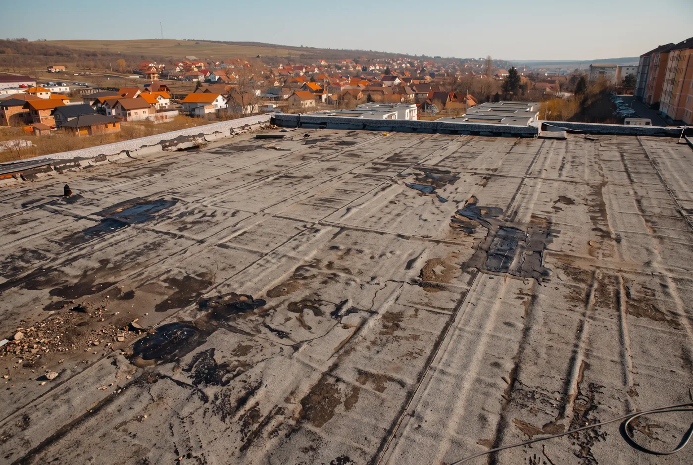 Ældre fladt tag før renovering med silikonemembran